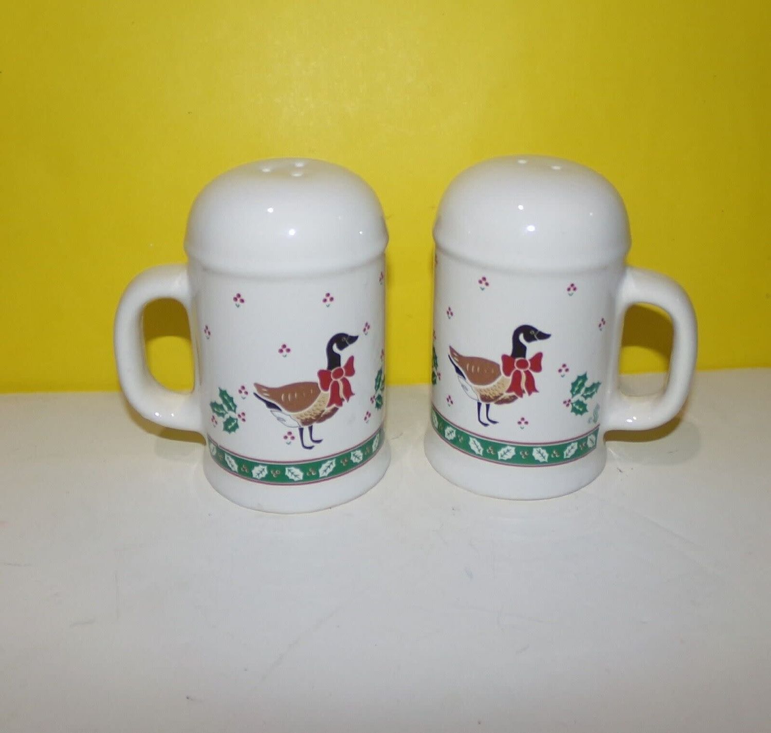 HOLIDAY GOOSE SALT AND PEPPER SET
