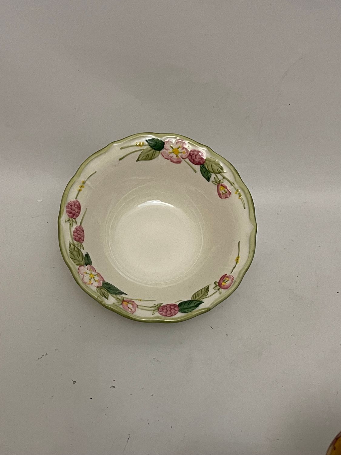 SCULPTURED BERRY CEREAL BOWL RIMMED 6 3/8"