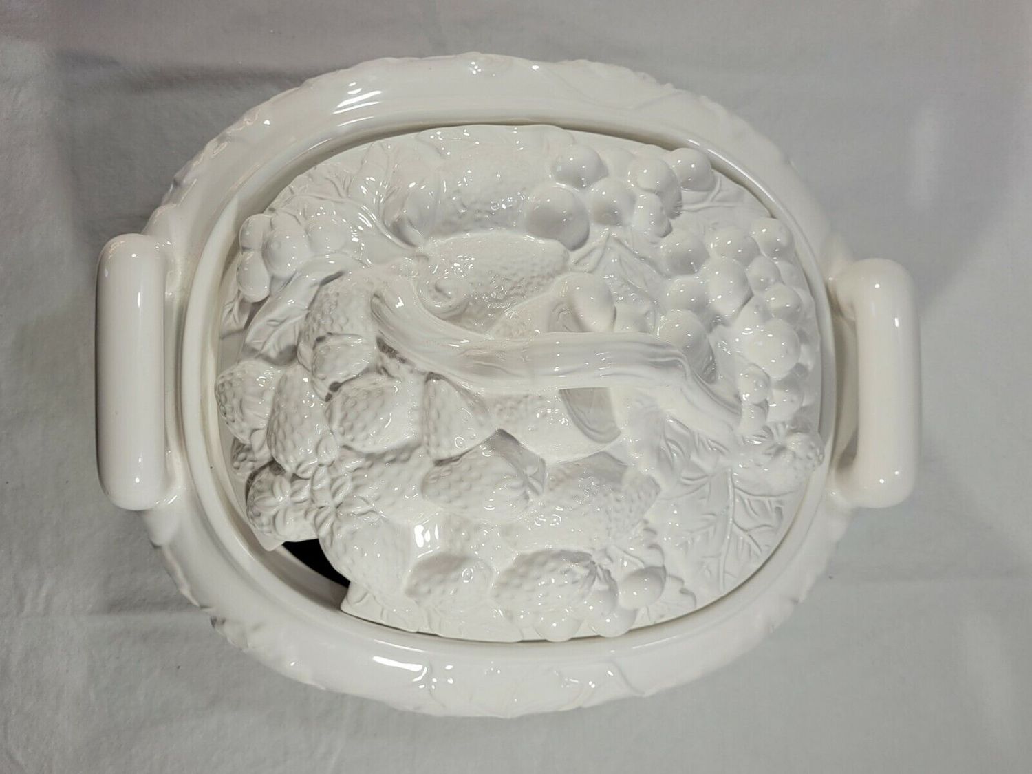 FRUIT WHITE TUREEN W LID (NO LADLE)