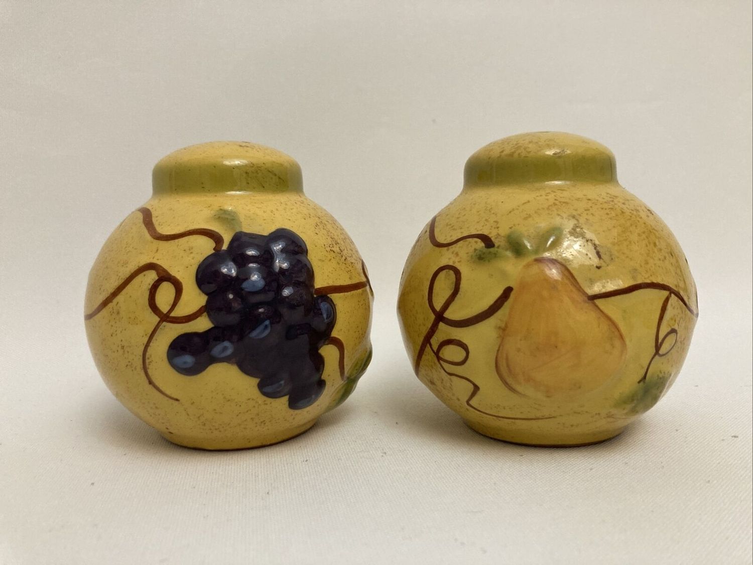 VINEYARD SALT &amp; PEPPER SET 3 3/8"