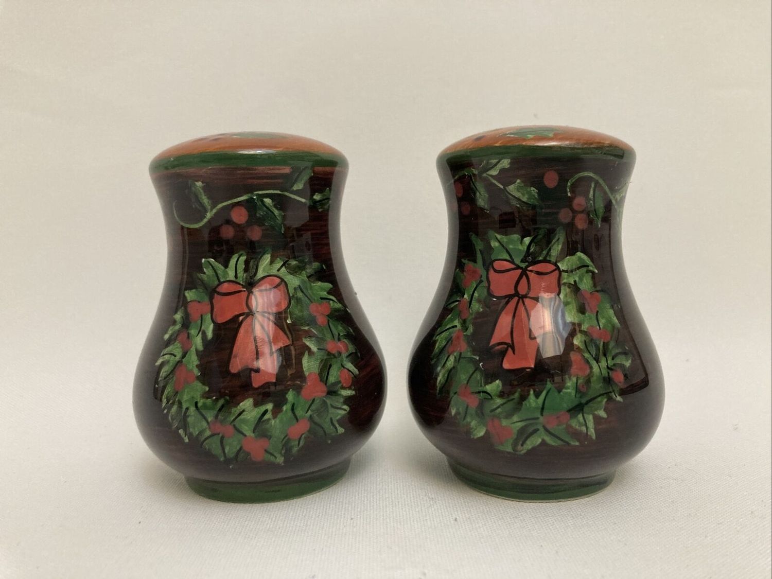 CHRISTMAS WREATH SALT &amp; PEPPER SET 3 1/2"