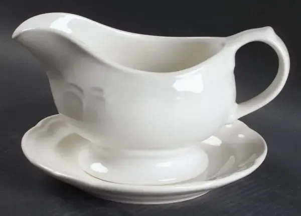 GAZEBO WHITE GRAVY BOAT AND UNDER PLATE
