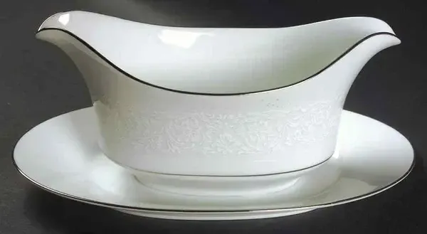 CONCERTO GRAVY BOAT W/ ATTACHED UNDER PLATE 9 1/2'