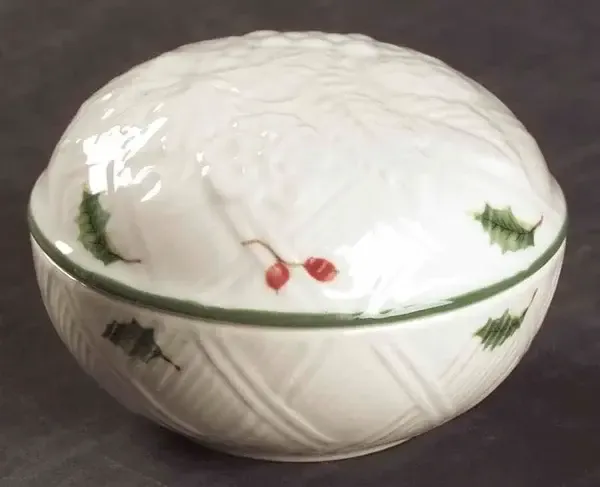 SEASON'S HOLLY ROUND BOX WITH LID 3 3/8"