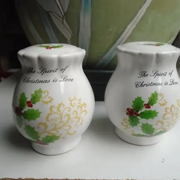 AIU8 CHRISTMAS SALT &amp; PEPPER