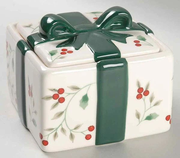 WINTERBERRY SQUARE CANDY BOX