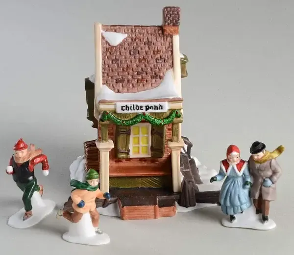 DICKENS VILLAGE CHILDE POND AND SKATERS