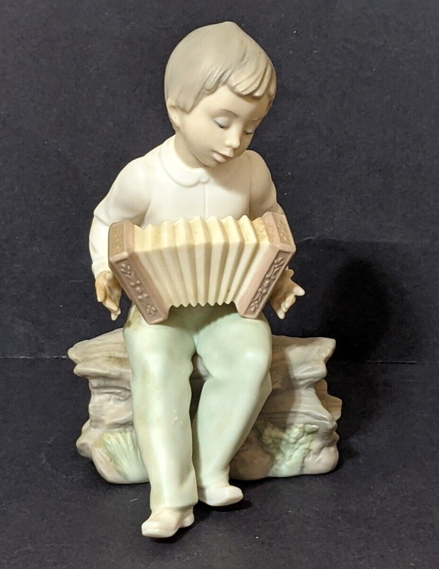 GOLDEN MEMORIES ACCORDIAN CONCERT FIGURINE