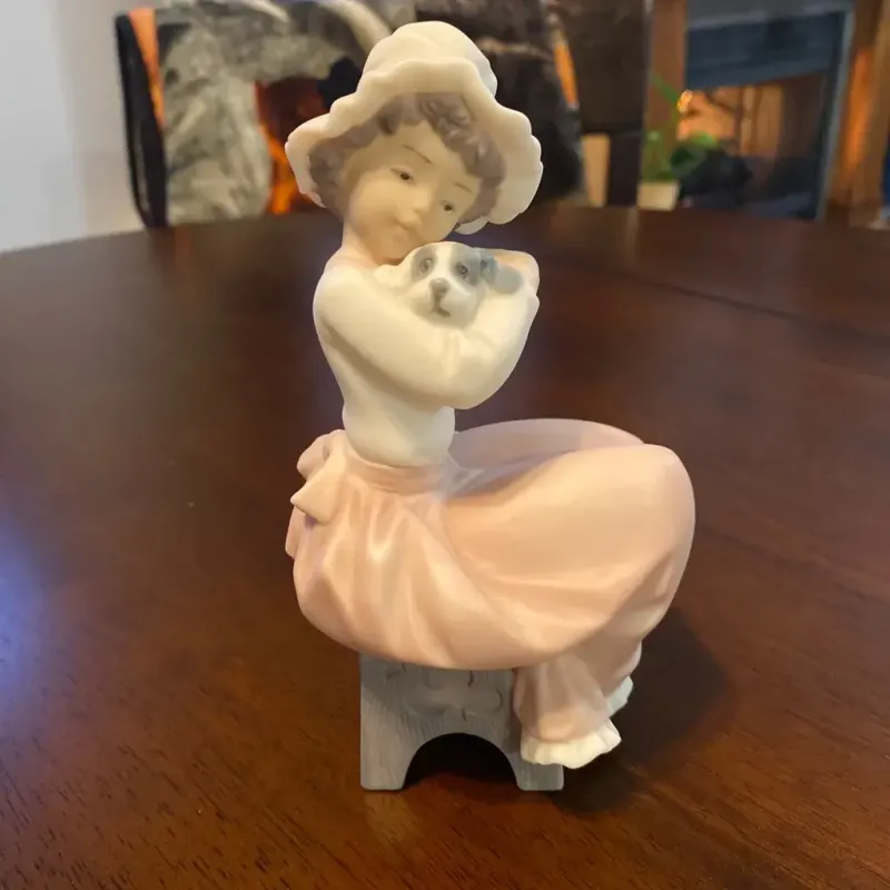 GOLDEN MEMORIES BIG HUG FIGURINE GIRL