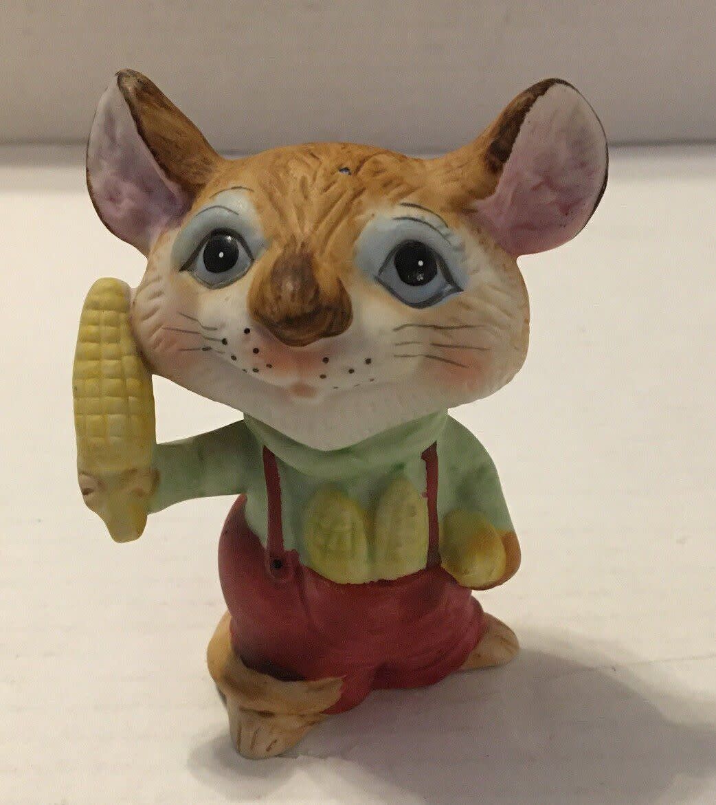 FIELD MOUSE HOLDING CORN