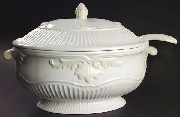 BUTLERS PANTRY OVAL TUREEN W/LID &amp; LADLE