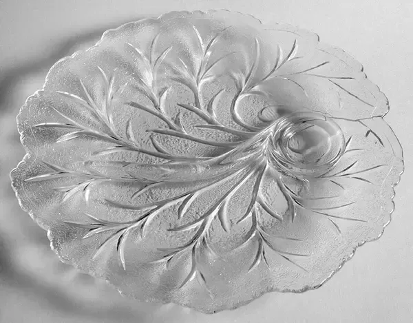 PEBBLE LEAF CLEAR SNACK PLATE