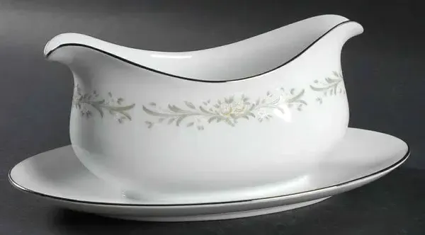 MILANCIA GRAVY BOAT WITH ATTACHED UNDERPLATE
