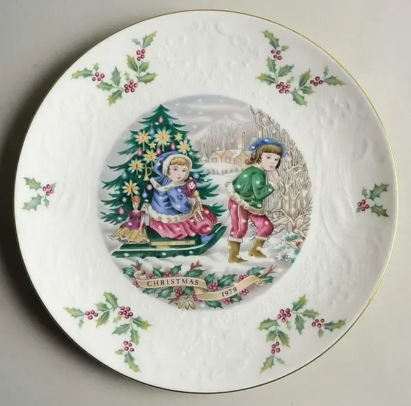 VICTORIAN CHRISTMAS PLATE 8 1/4" 1979