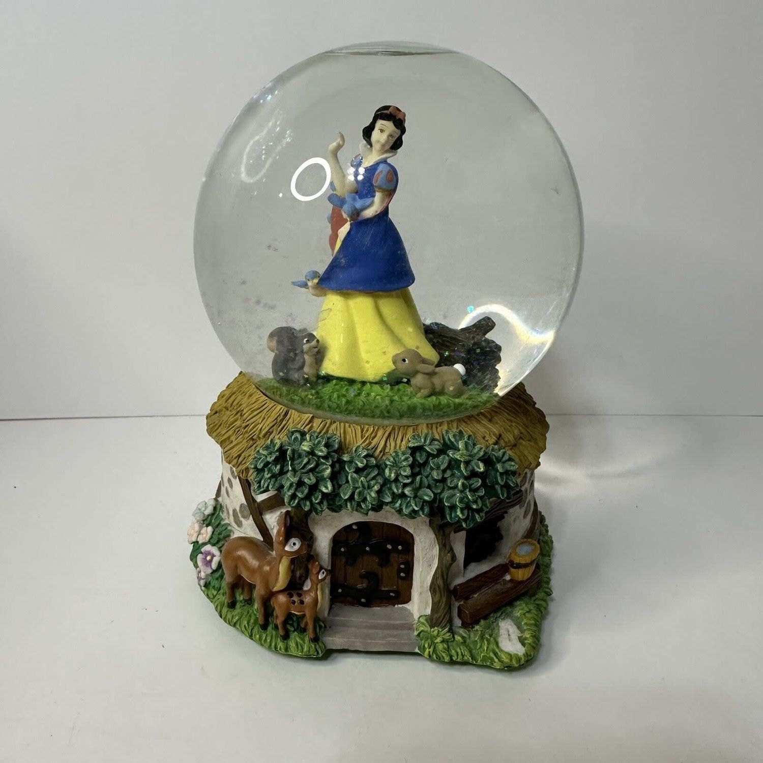 SNOW WHITE MUSICAL WATER GLOBE