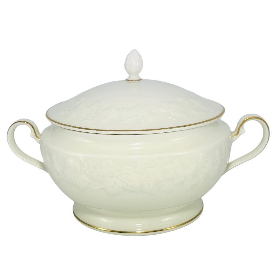 HALLS OF IVY ROUND COVERED VEGETABLE DISH