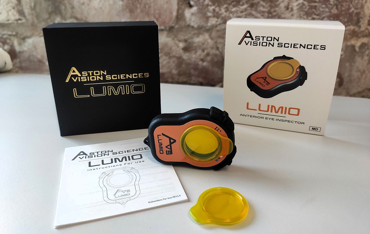 Lumio device supplied with two clip in fluorescein filters, travel case, instruction and replaceable battery. 