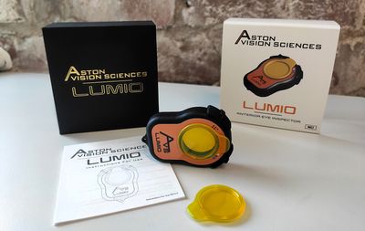 Lumio device supplied with two clip in fluorescein filters, travel case, instruction and replaceable battery. 