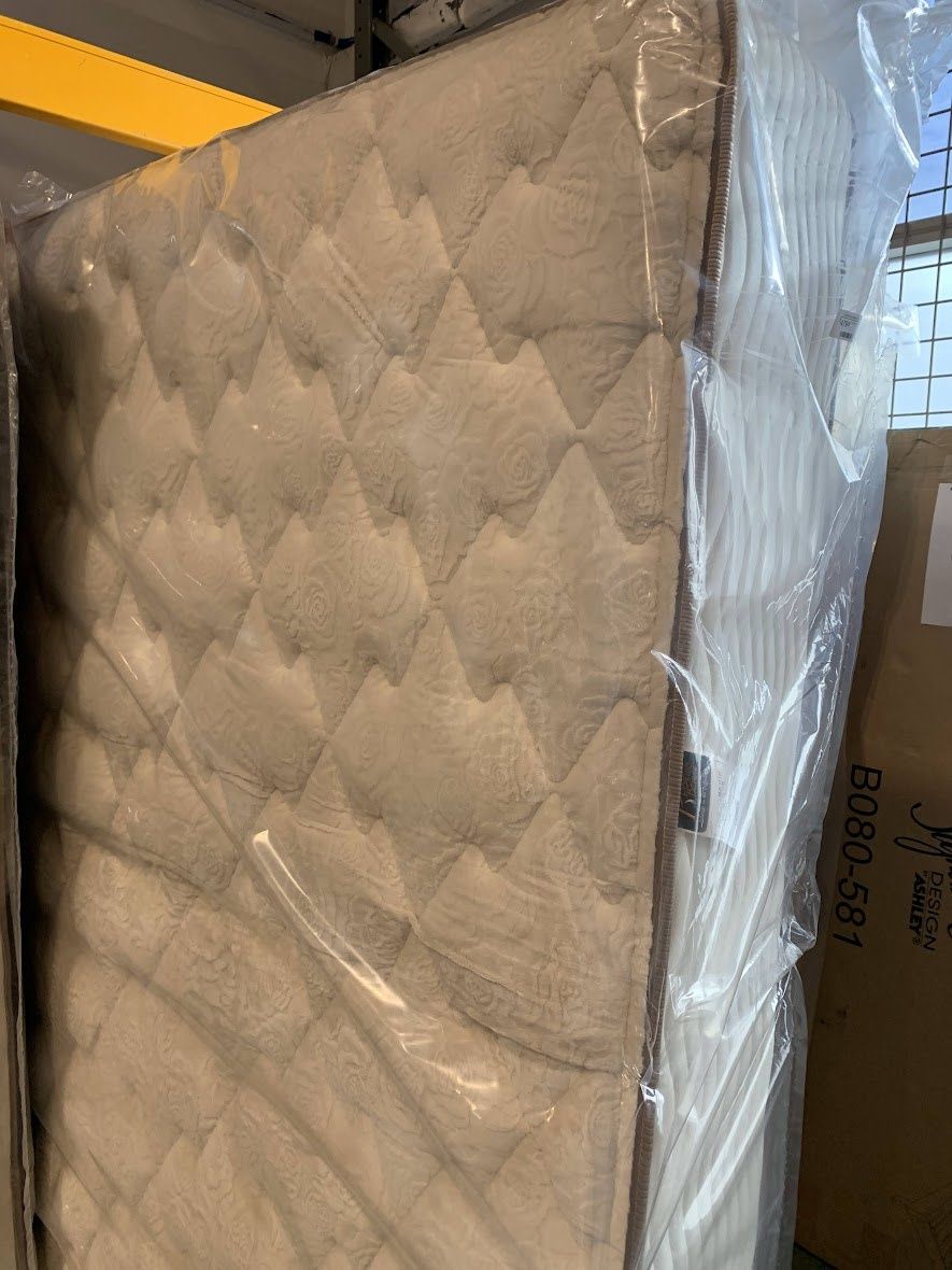 Ennis Mattress by Posture Beauty - QUEEN