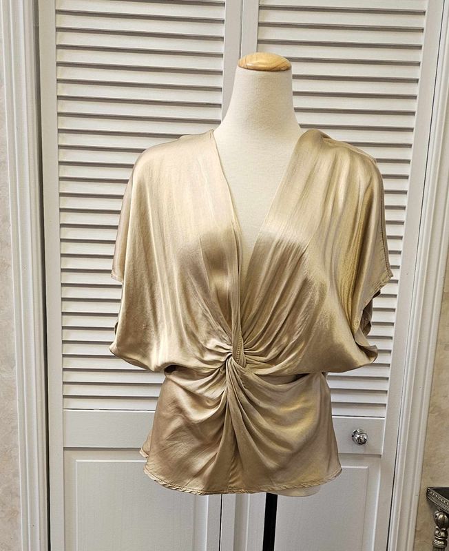 Silk twist front top