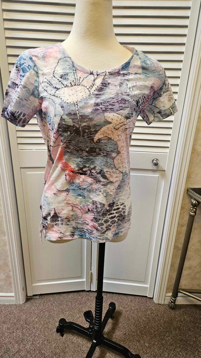 Floral embellished t-shirt, Color: Blue/ Pink, Size: XS