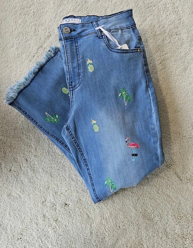 Tropical printed jean w/ frayed hem 