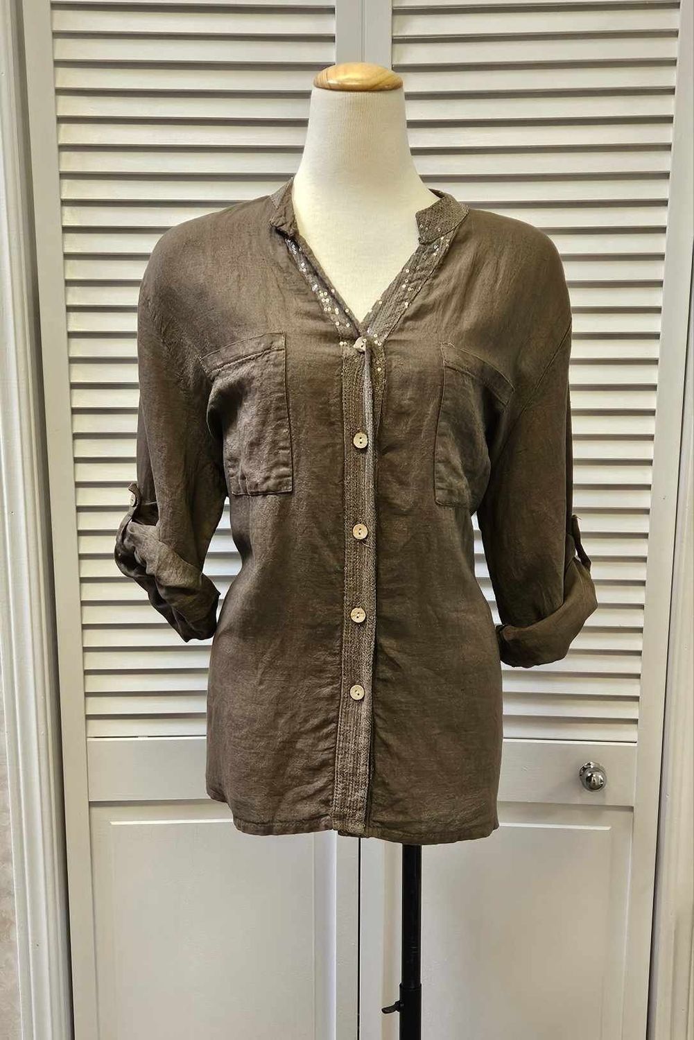 Button-up blouse W/ crotchet back detail