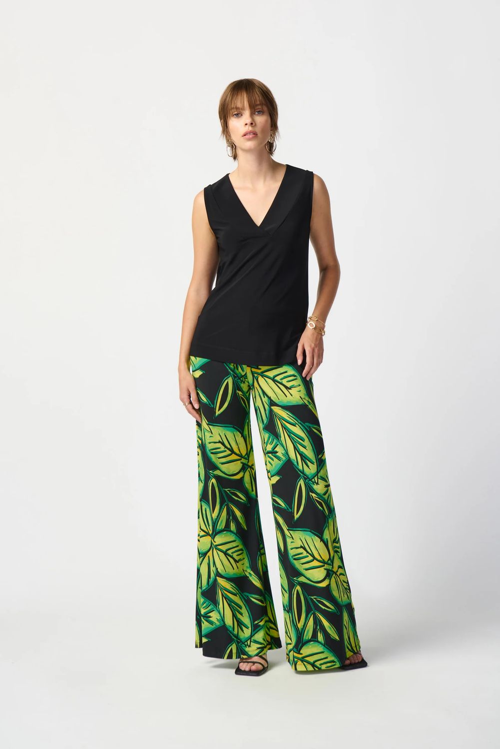 V-neck sleeveless top 