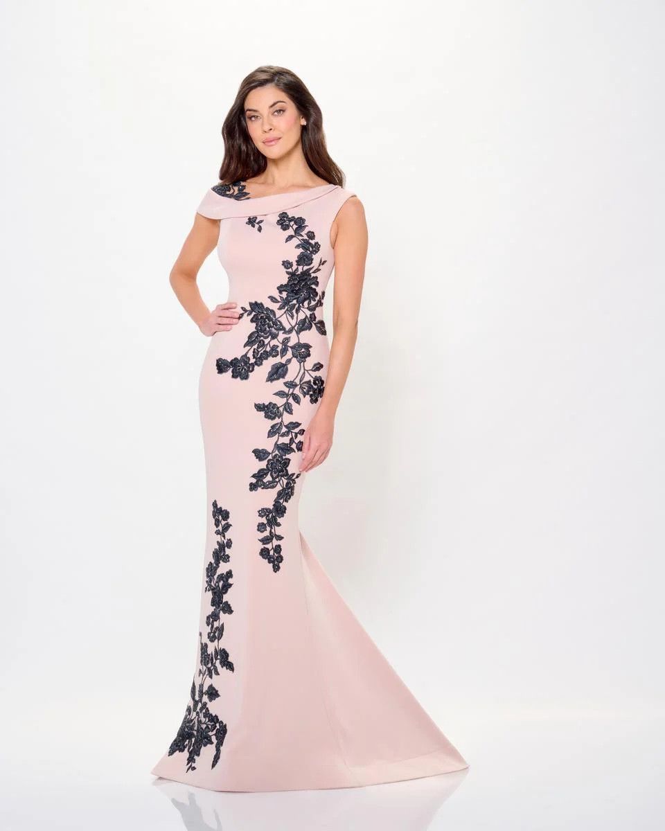 Mermaid gown w/ delicate appliques