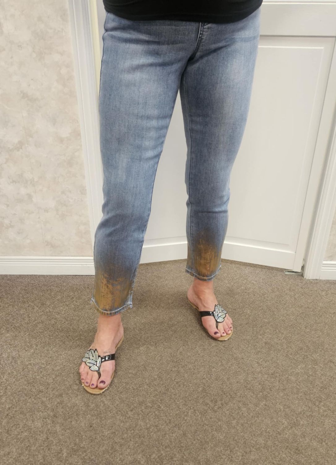 Pull- on gold dipped hem jean 