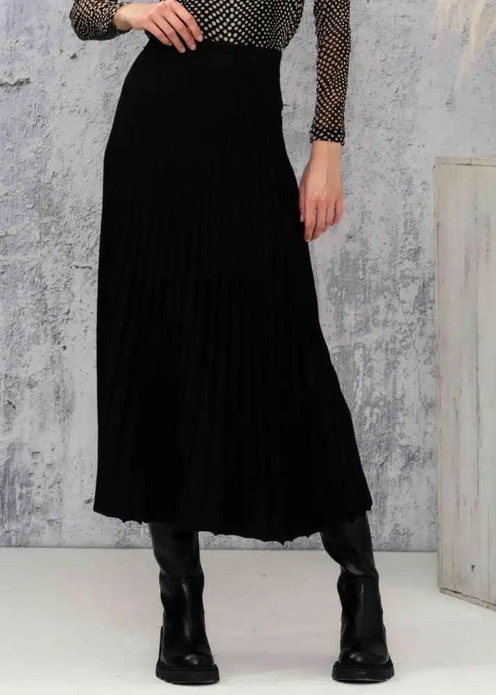 Pleated long skirt