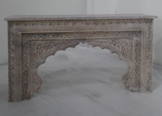 CONSOLE TABLE
