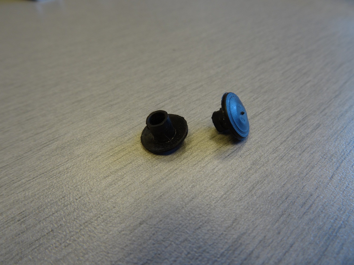 PLASTIC SIDEPLATE PLUG