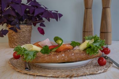 Baguette med ost og skinke