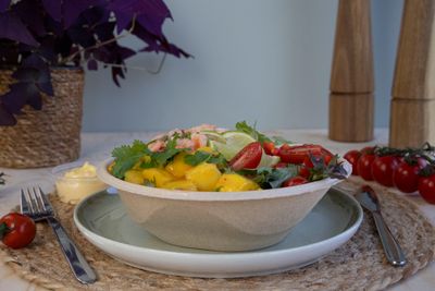 Grønn salat med marinerte reker og mangosalsa