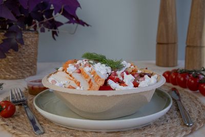 Salat med urtemarinert kylling, søtpotet og bulgur blanding