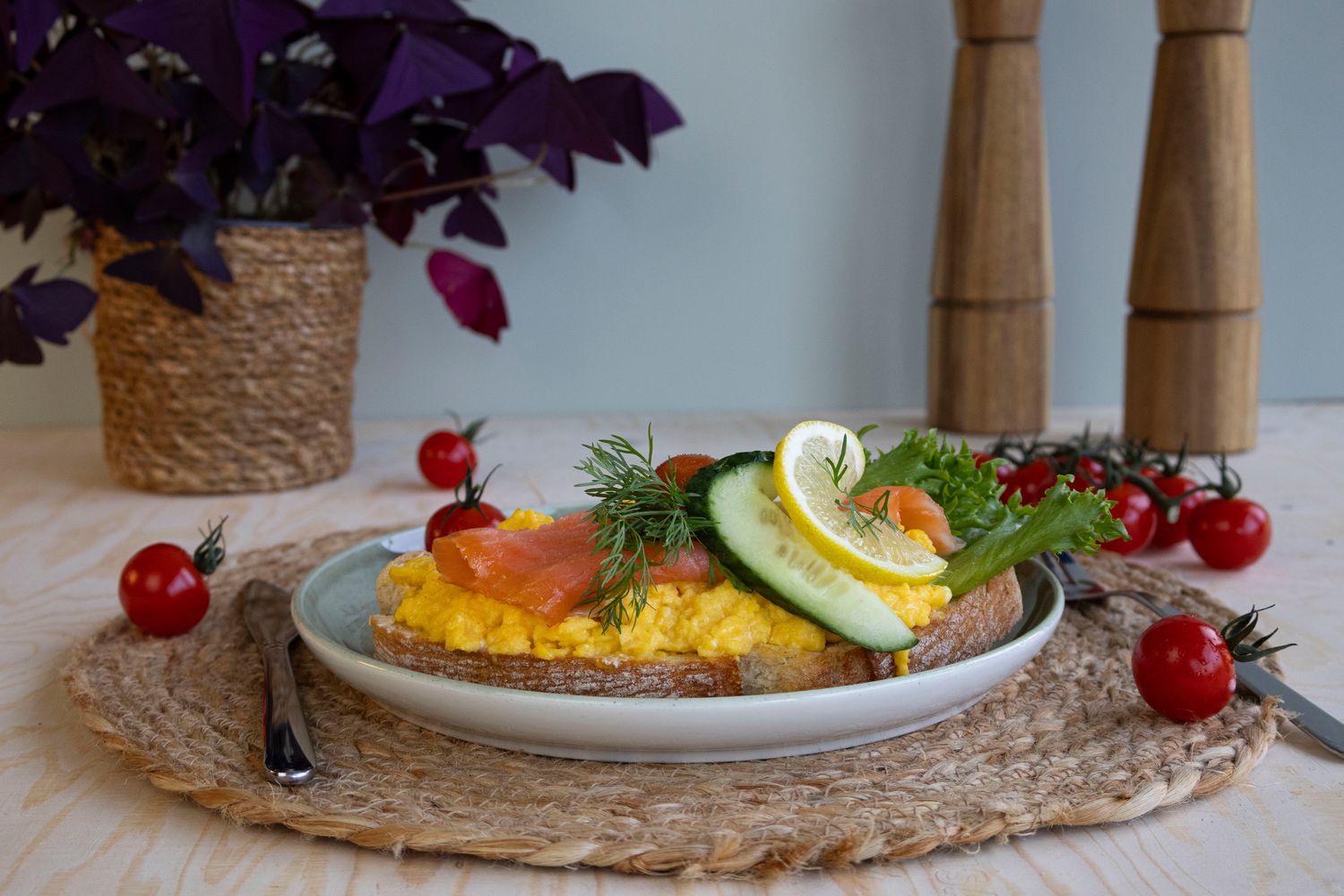 Smørbrød med laks og eggerøre