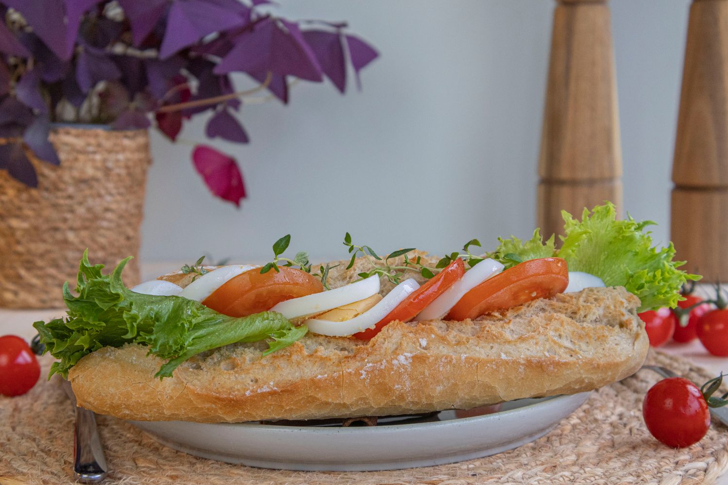 Baguette med egg og tomat