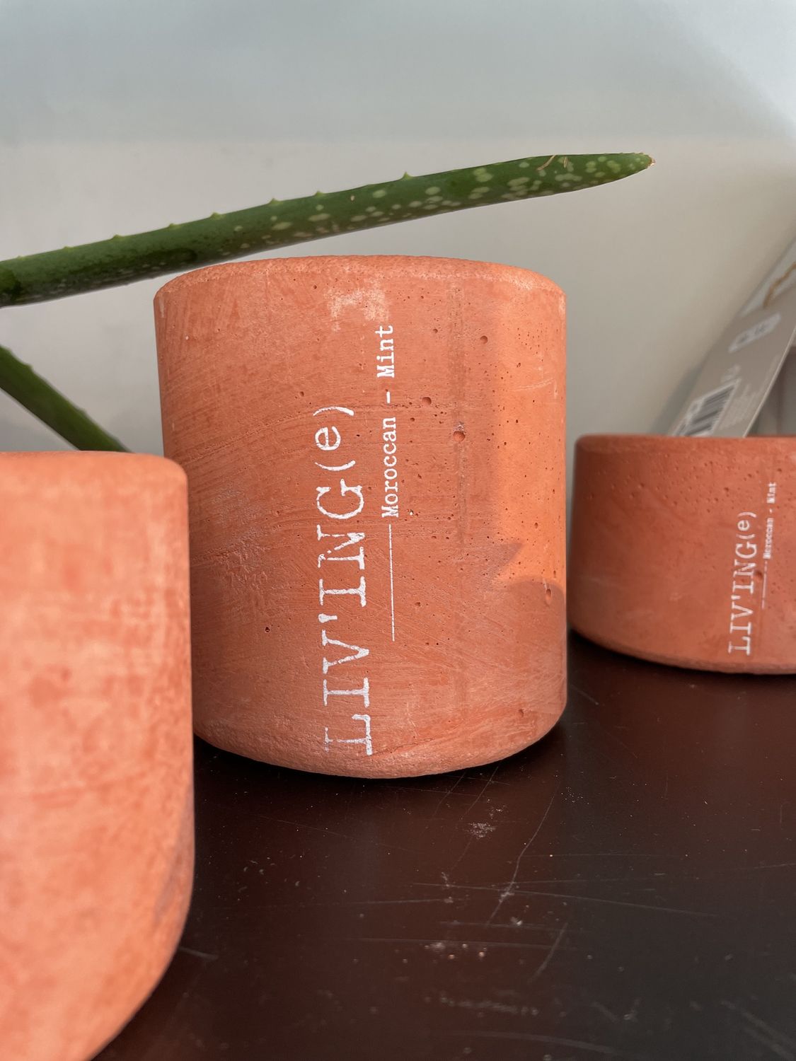 Kaars LIV&#39;ING(e) beton terracotta hoog Moroccan Mint