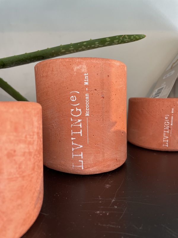 Kaars LIV&#39;ING(e) beton terracotta hoog Moroccan Mint