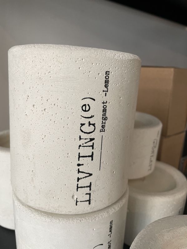 Kaars LIV&#39;ING(e) beton wit hoog Bergamot - Lemon