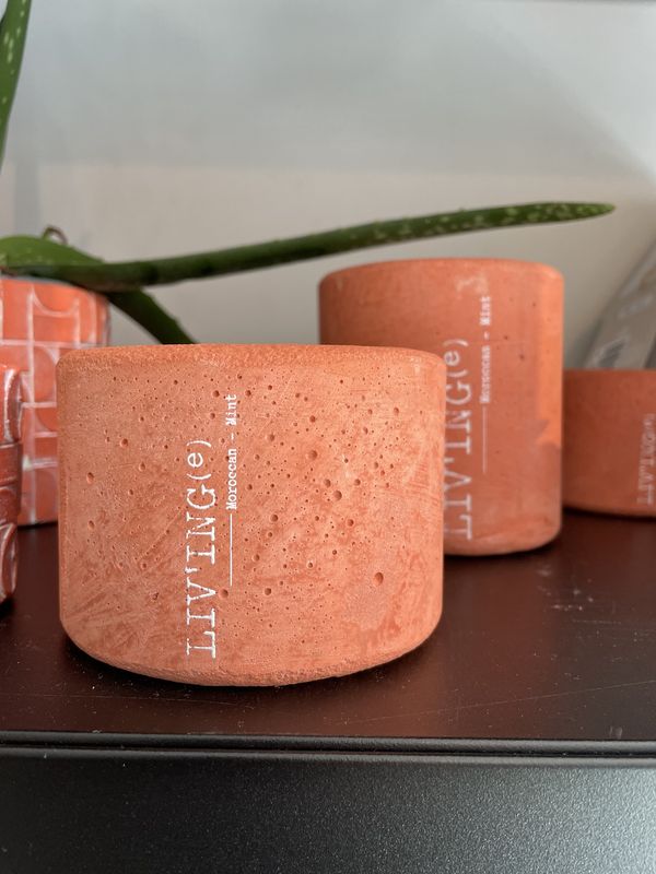Kaars LIV&#39;ING(e) beton terracotta laag Moroccan Mint