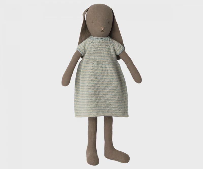 Konijn Size 4 bruin met gebreid kleedje