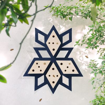 The Busy Bee Hotel - Mindnight blue