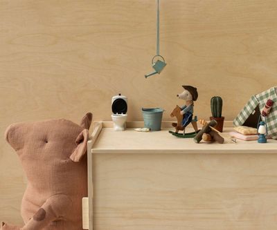 Cowboy muis op hobbelpaardje - kleine broer