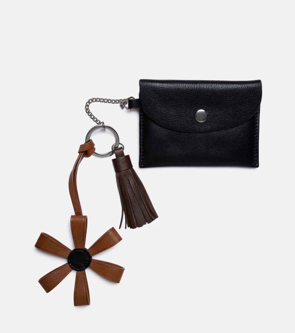 Nela, Color: Black