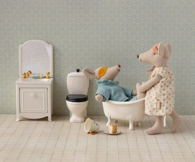 Toilet met spoelbak, muisjes