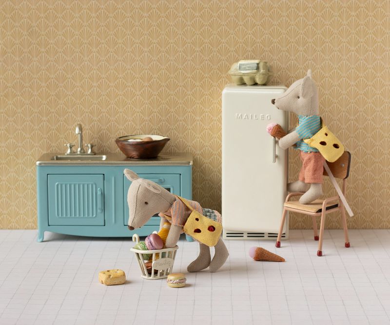 Kleine broer muis met tasje