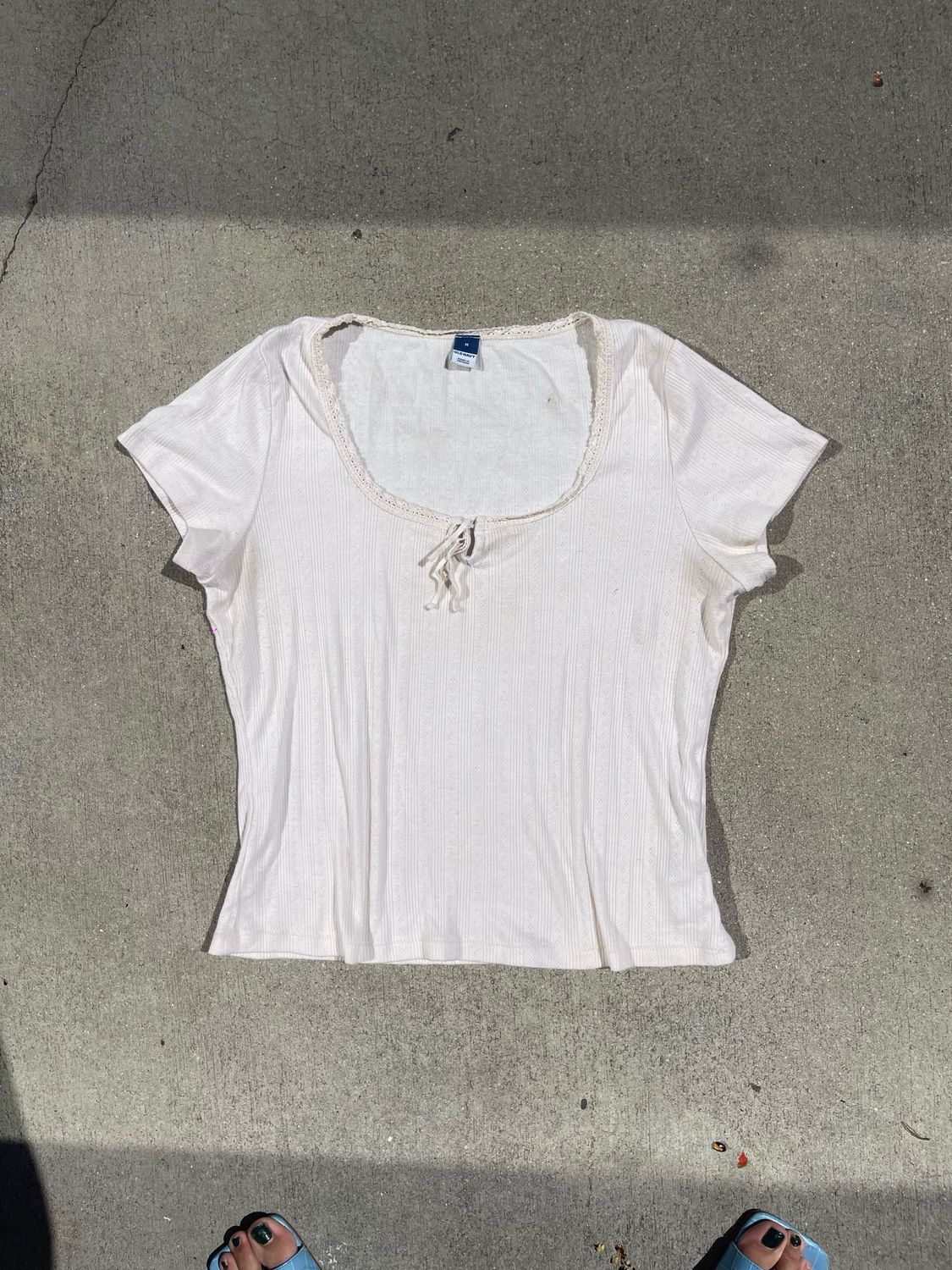 cream old navy tee