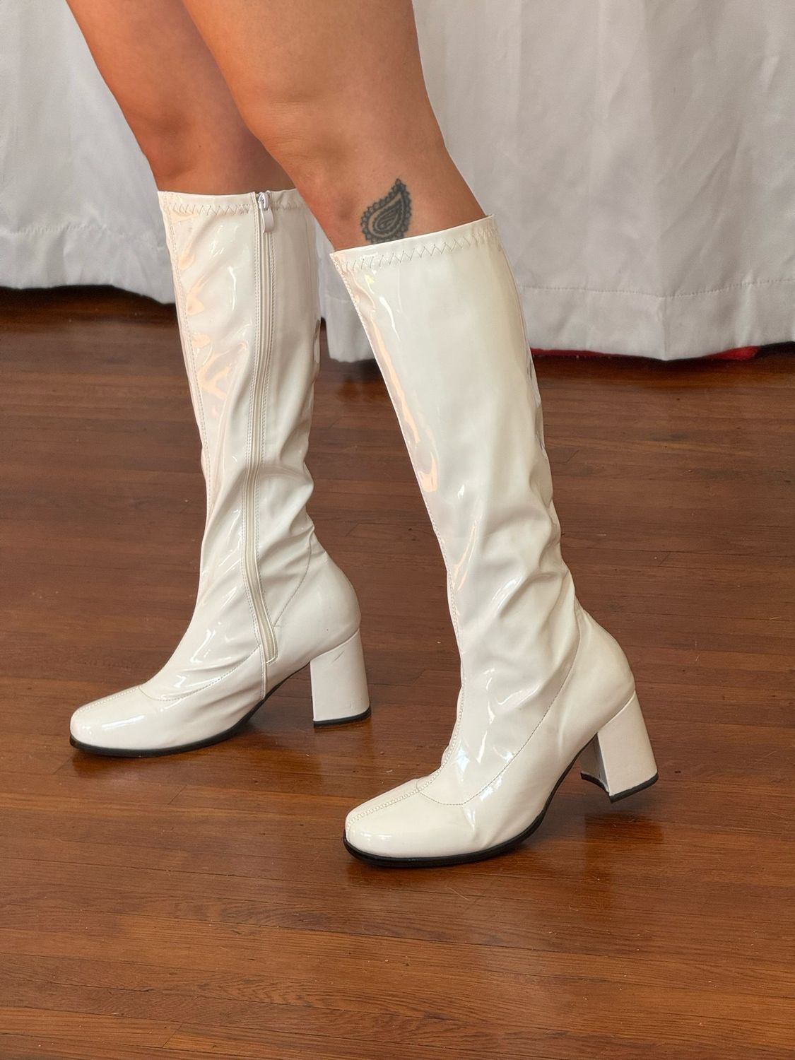 white gogo boots (size 9)